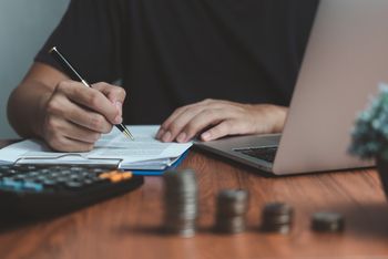 Takie emerytury ZUS wypłaci w wakacje 2025. Tabela i wyliczenia netto