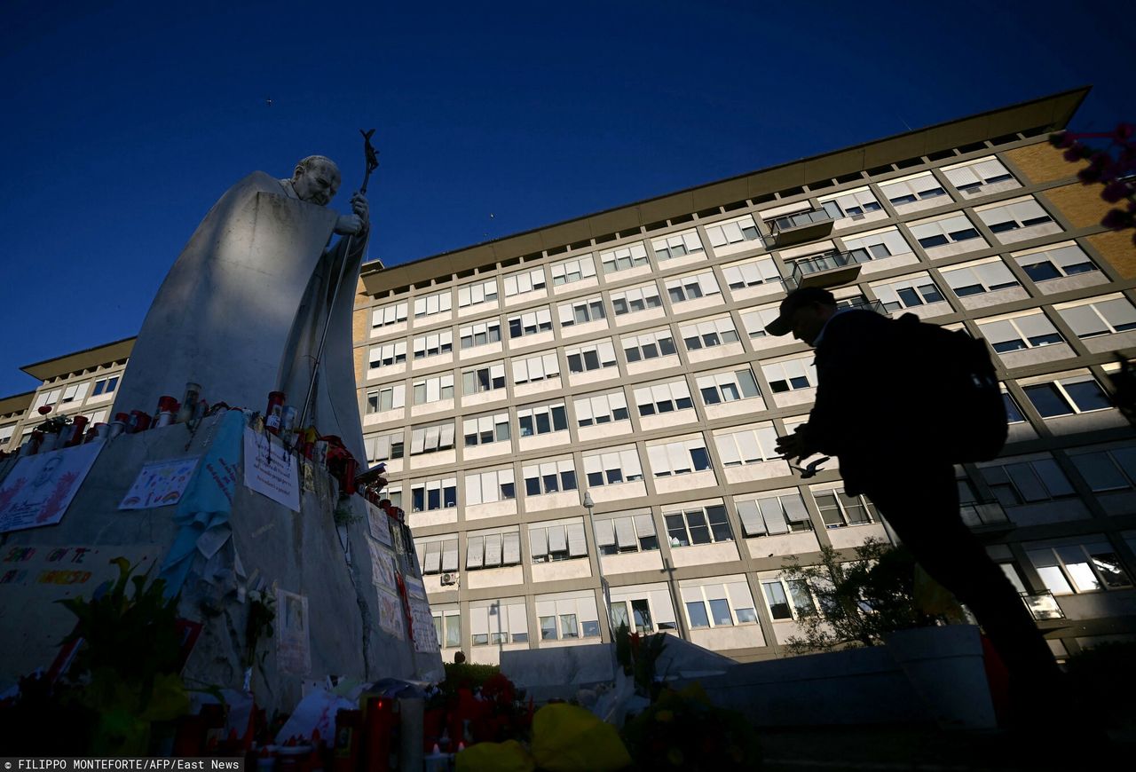 Papież Franciszek się pokaże? Trwają prace w oknie 