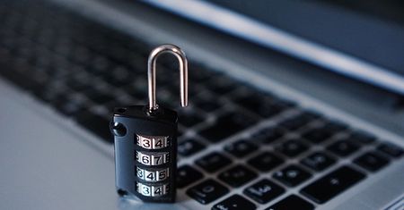 Jak odpowiedzialnie pożyczać pieniądze przez Internet?
