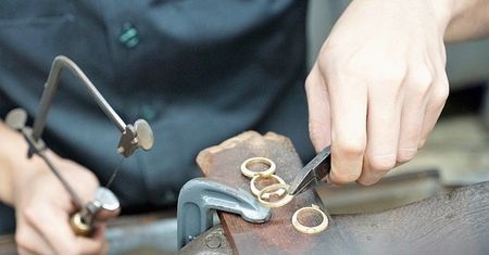 Dlaczego coraz więcej kobiet sięga po biżuterię handmade?