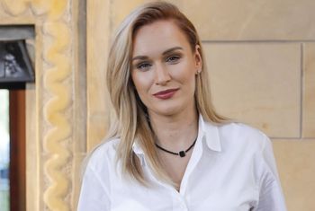 Wrzuciła zdjęcie z podróży. Patrzymy na koszulę. Kolor już jest hitem