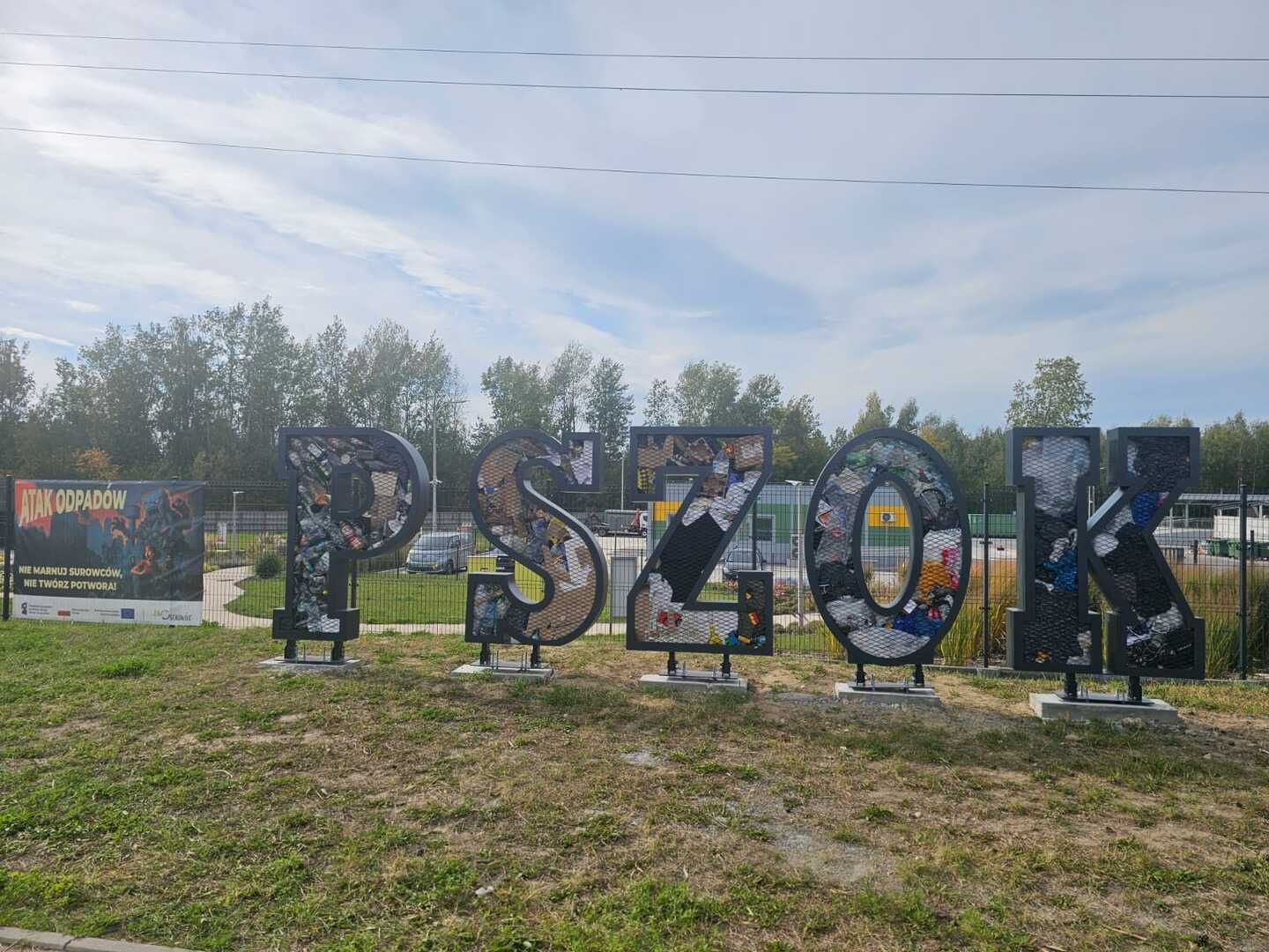 PSZOK w Ostrowcu Świętokrzyskim zyskał wyjątkową ozdobę w duchu recyklingu