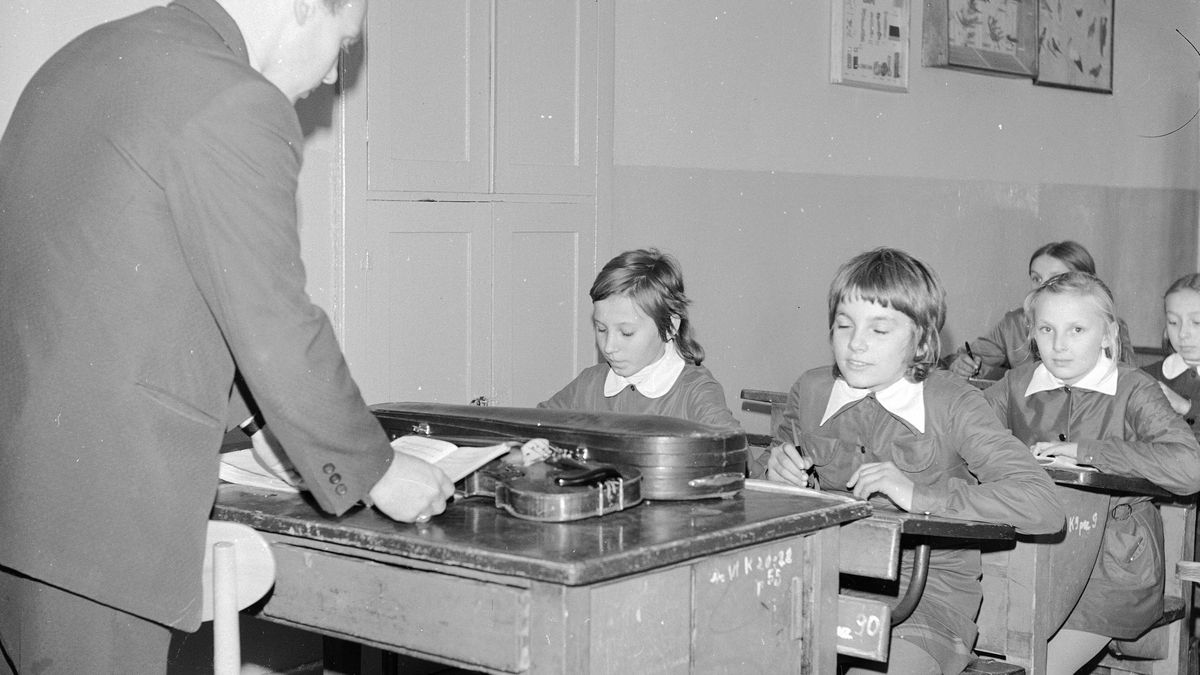 Szkolne ławki w czasach PRL-u nie były zbyt wygodne