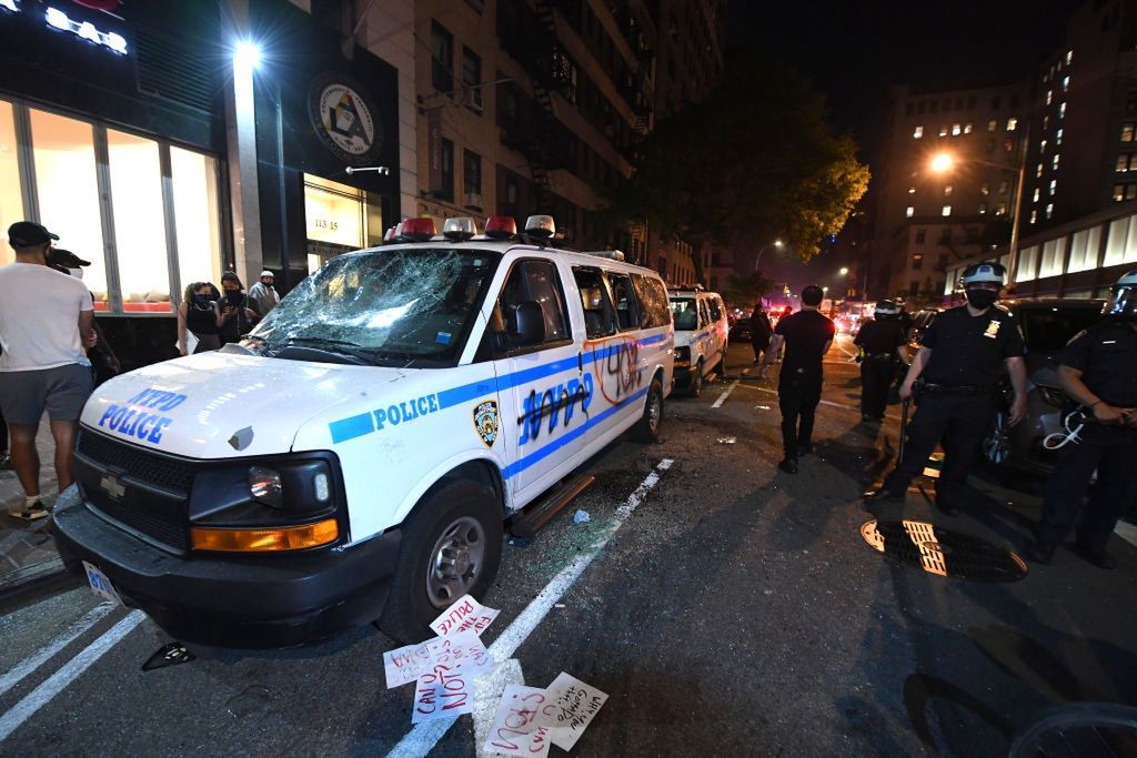 USA, Nowy Jork. Samochód nowojorskiej policji wbił sie w