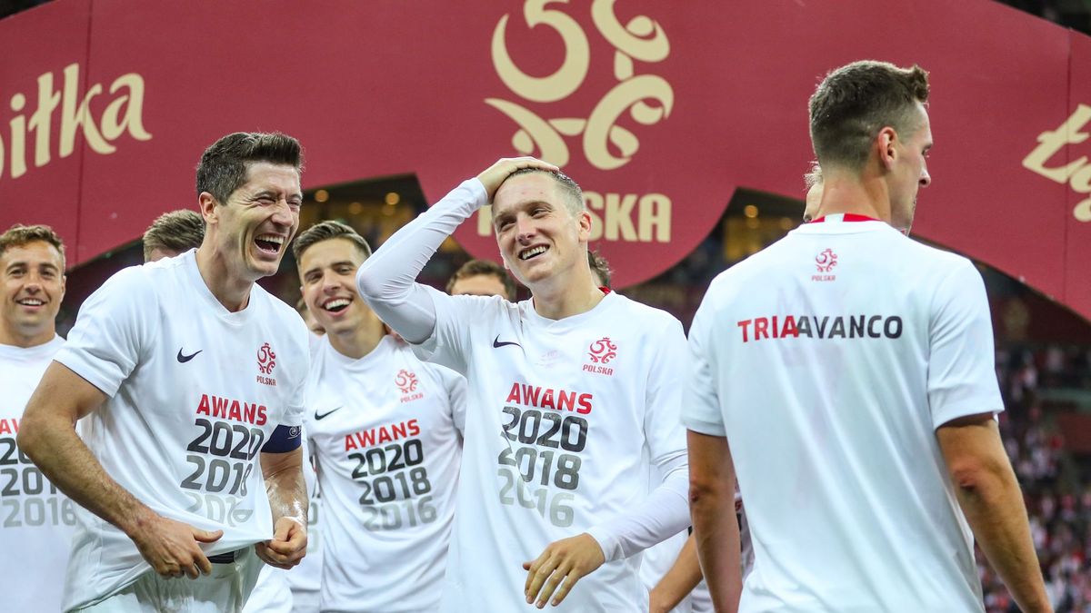 Zdjęcie okładkowe artykułu: Newspix / ŁUKASZ GROCHALA/CYFRASPORT / Na zdjęciu: reprezentanci Polski w okolicznościowych koszulkach po wywalczeniu awansu na Euro 2020