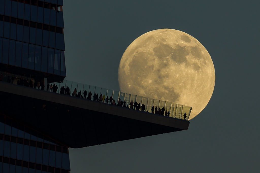 Turyści podziwiają księżyc z "The Edge" na Manhattanie