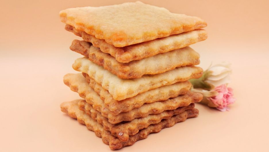 Wyciągam gotowe herbatniki.