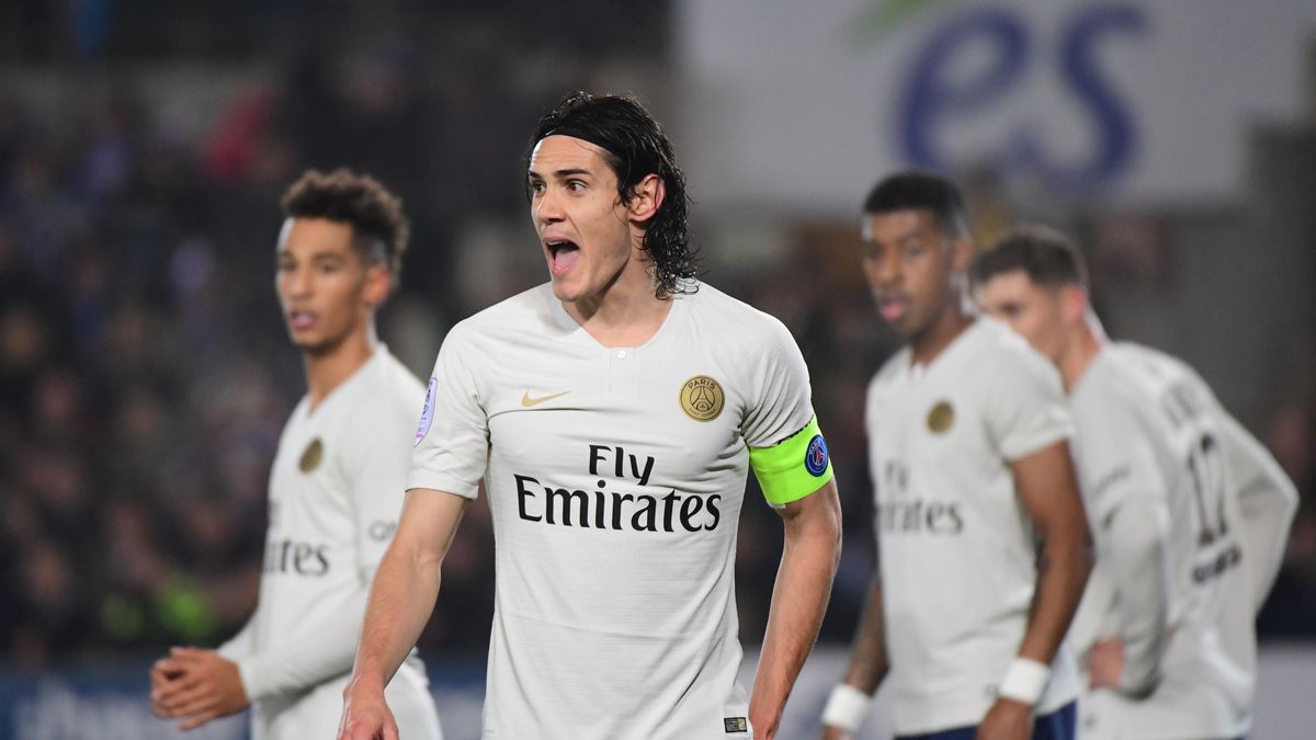 Edinson Cavani (na pierwszym planie) i piłkarze Paris Saint-Germain (w tle)