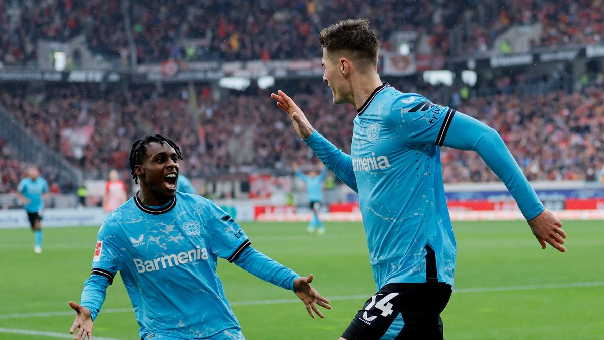 PAP/EPA / Ronald Wittek / Na zdjęciu: radość piłkarzy Bayeru Leverkusen