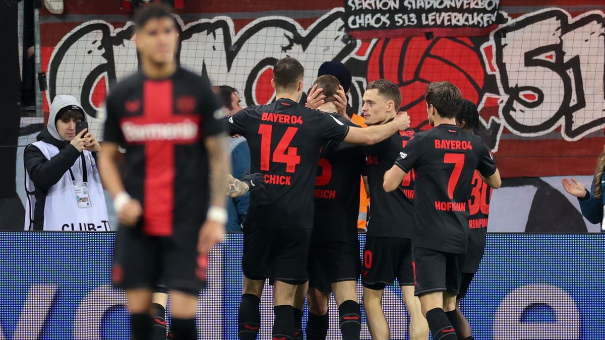 PAP/EPA / Christopher Neundorf / Na zdjęciu: radość piłkarzy Bayeru 04 Leverkusen