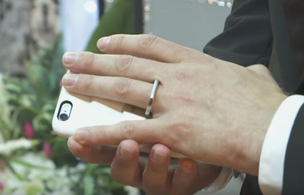 Pewien Amerykanin powiedział na ślubnym kobiercu sakramentalne „tak” swojemu... iPhone'owi!