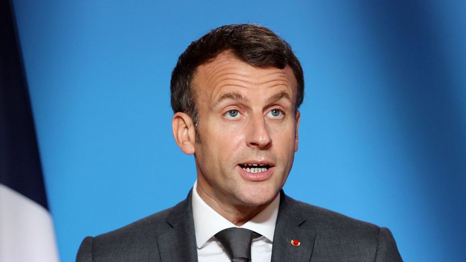 Emmanuel Macron nakłania rodaków do szczepień.