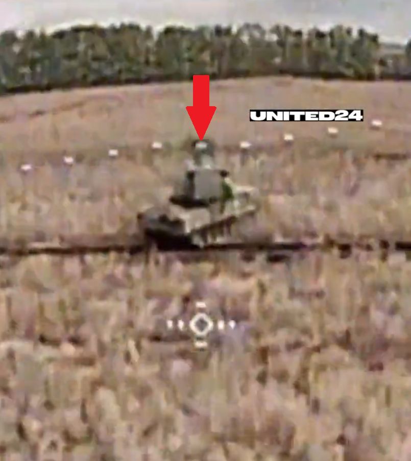 Ukraiński komercyjny dron "kamikadze" tuż przed uderzeniem w system przeciwlotniczy Tor. 