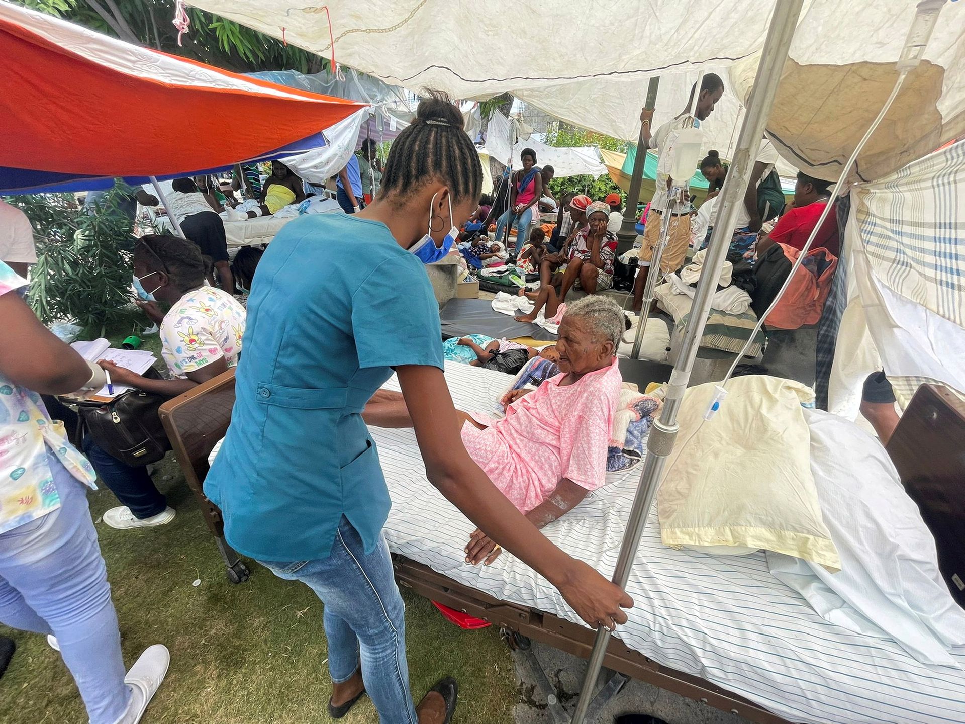 Trzęsienie ziemi na Haiti. Obraz smutku i rozpaczy wśród wielkich zniszczeń 7