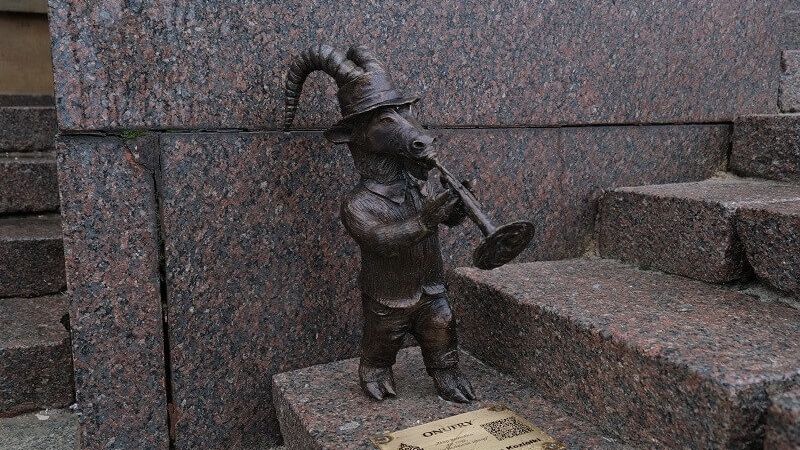 Koziołek Onufry na schodach lubelskiego ratusza
