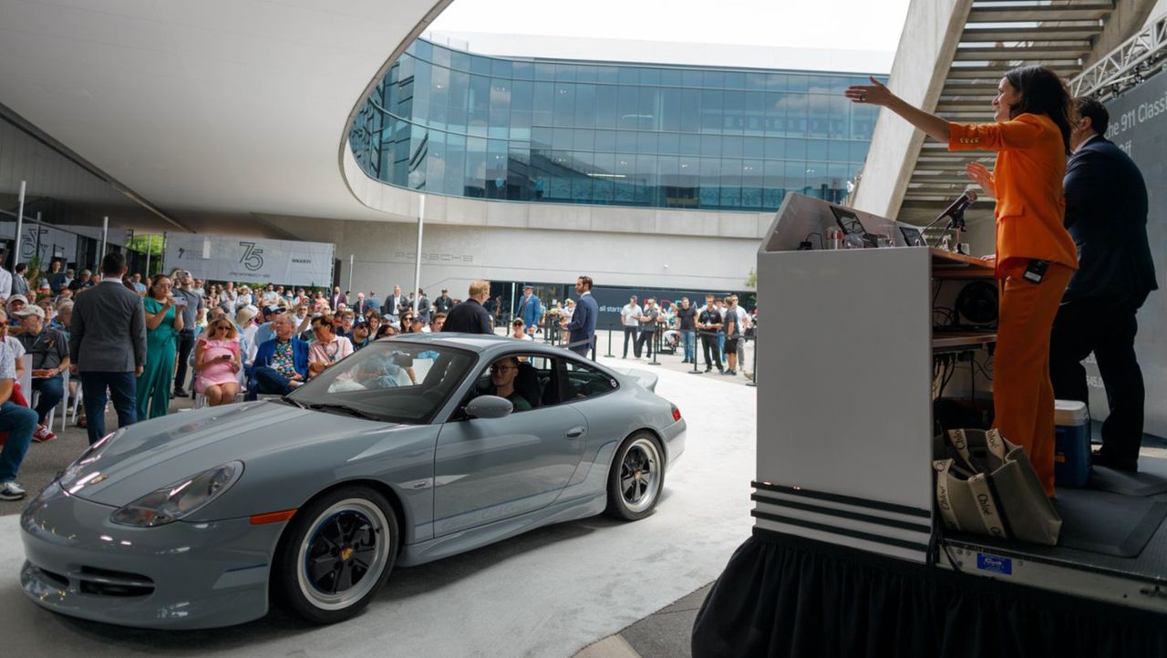 Pojazd sprzedano na aukcji w ramach obchodów 75-lecia Porsche Cars North America