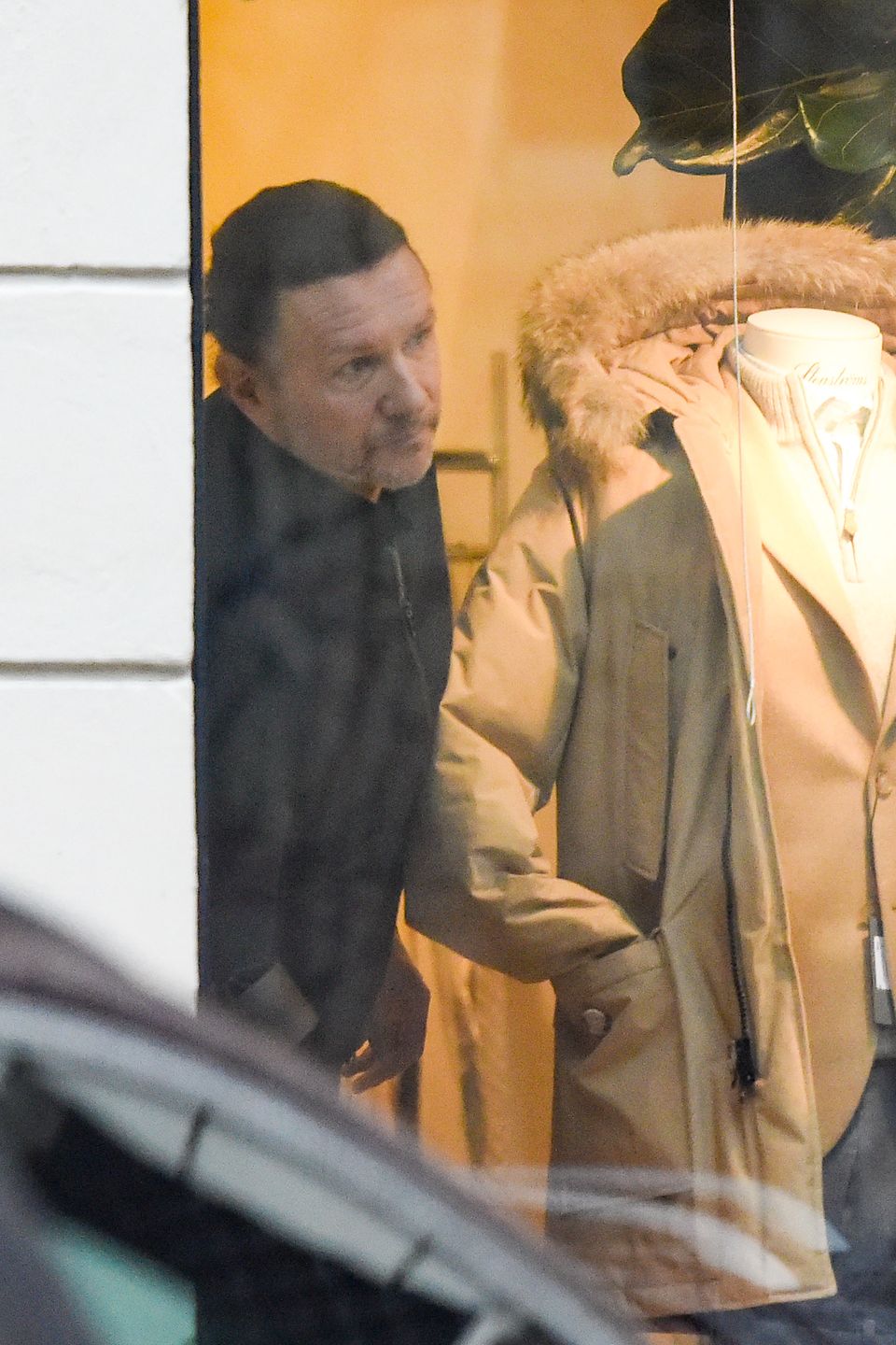 Radosław Majdan parkuje w miejscu niedozwolonym i rusza na zakupowe szaleństwo