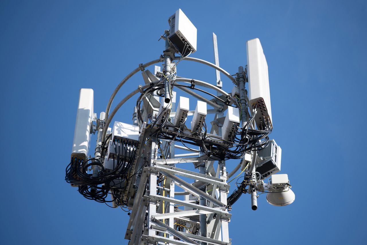 Plus rozbudowuje sieć 5G. Wkrótce 11 mln Polaków otrzyma "prawdziwe 5G"
