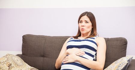 Jak sobie radzić z bólem brzucha i zgagą w ciąży?