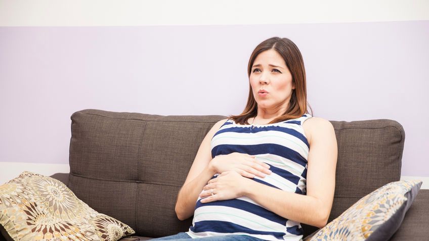 Jak sobie radzić z bólem brzucha i zgagą w ciąży?