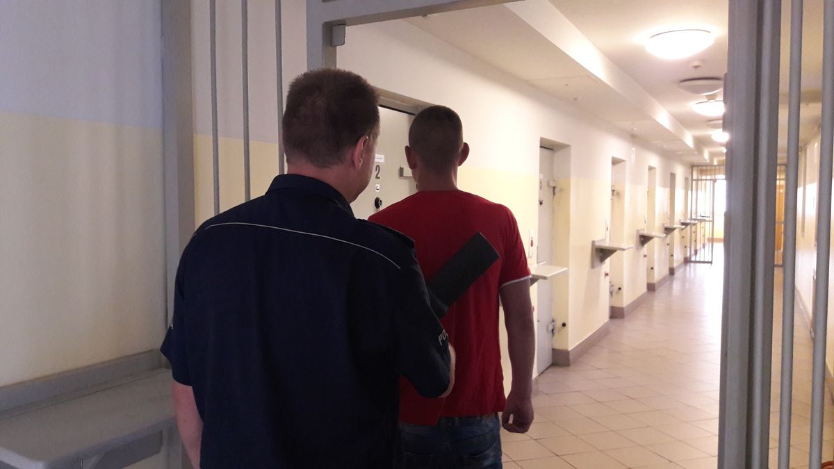 Aleksandrów: 19-latek bił, kopał i podpalił swoją partnerkę. Kobieta nikomu się nie poskarżyła