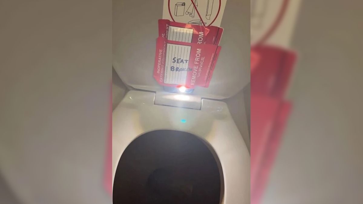 Smartfon był przyczepiony firmowymi naklejkami zabezpieczającymi.