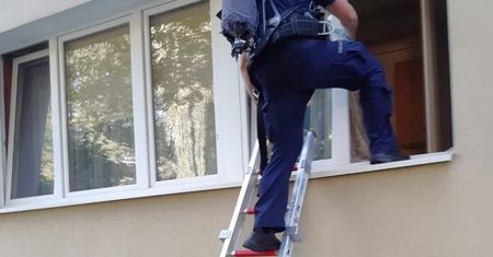 Bez wahania wspiął się na drugie piętro. Uratował mężczyznę