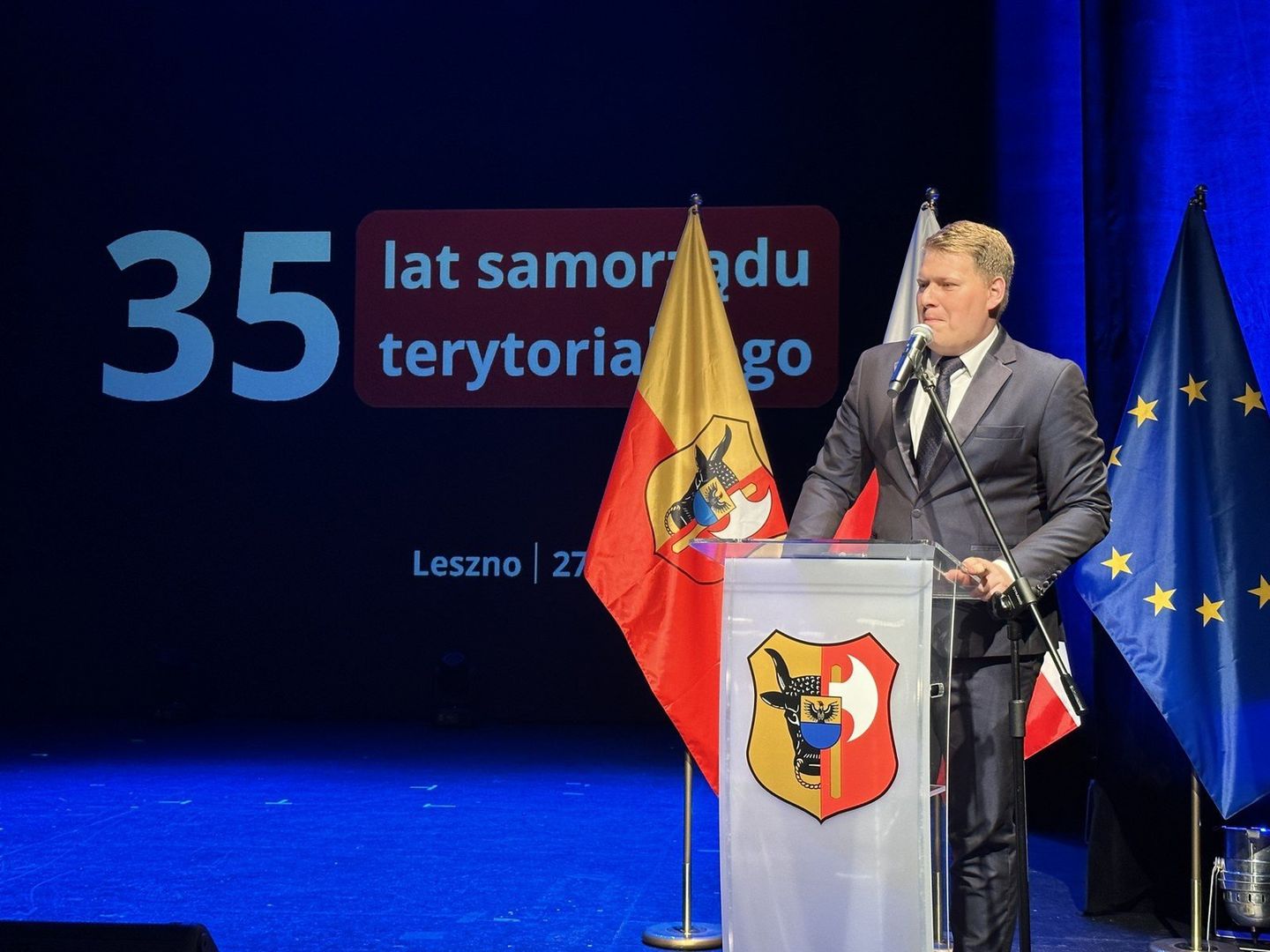 W Teatrze Miejskim w Lesznie fetowano rocznicę 35-lecia samorządu. Pierwsze wybory do samorządów przeprowadzono 27 maja 1990 roku