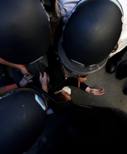 Zamieszki w USA. Policjanci w Buffalo popchnęli 75-latka. Zostali zawieszeni