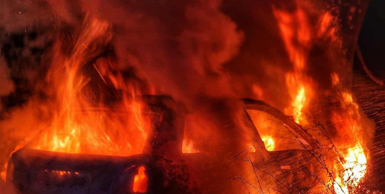 Ostrzeniewo: Potężny pożar balotów i spalony samochód! Gorąca noc dla OSP i JRG