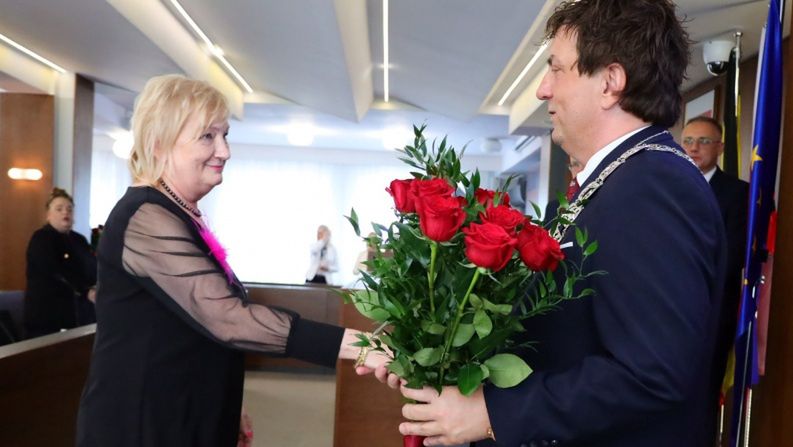 Starosta Wiesława Pawłowska odbierająca gratulacje