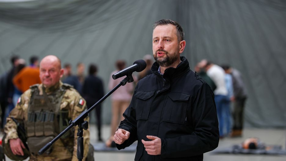 Kraków, 22.11.2025. Wicepremier, minister obrony narodowej Władysław Kosiniak-Kamysz (C) na inauguracji powszechnego dobrowolnego szkolenia obronnego ph. ?wGotowości? w siedzibie 16. Batalionu Powietrznodesantowego w Krakowie, 22 bm. ?wGotowości? to program skierowany do pełnoletnich cywilów, którego celem jest przekazanie podstawowych umiejętności obronnych i wojskowych, podniesienie odporności społeczeństwa na zagrożenia oraz zwiększenie świadomości obronnej obywateli. Szkolenie obejmować będzie kurs medyczny oraz kurs przetrwania. (amb) PAP/Łukasz Gągulski