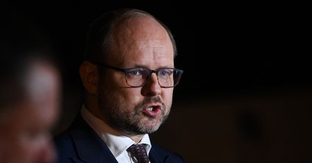 Ograniczenie ruchu lotniczego. Marcin Przydacz potwierdza decyzję