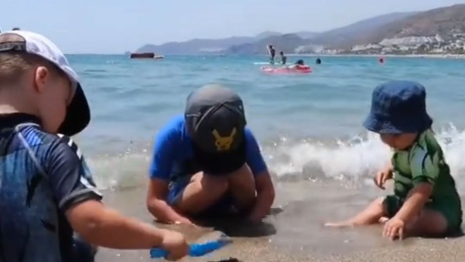 Genialny sposób z TikToka, który ułatwia plażowanie z dzieckiem 