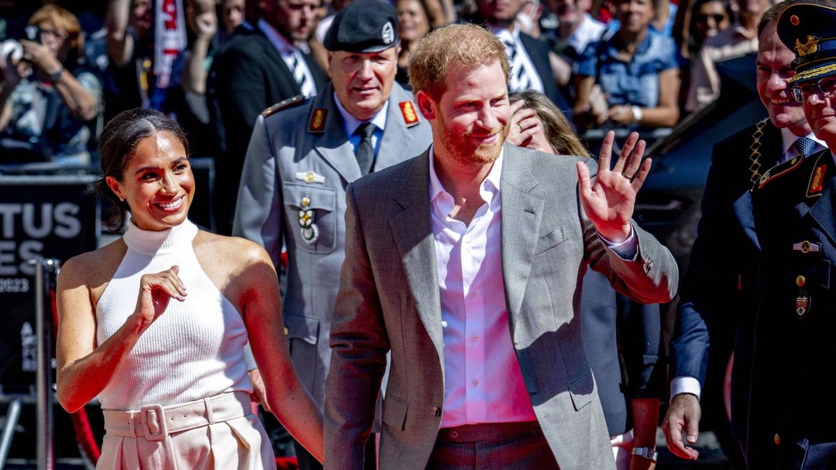 Dotychczas przyczyny, dla których Meghan Markle i książę Harry opuścili dwór, pozostawały zagadką (ABACA/NEWSPIX.PL)
