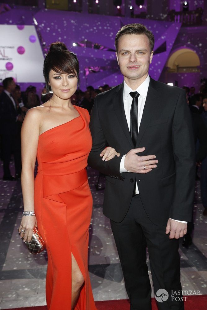 Suknia: szyta na zamówienie. 17. Charytatywny bal Dziennikarzy 2016 - Katarzyna Cichopek i Marcin Hakiel