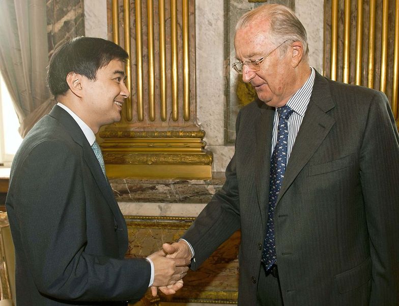 Na zdjęciu po prawej Albert II z premierem Filipin Vejjajivem Abhisitem, 2010 rok