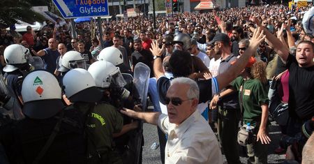 Protesty w Atenach przeciwko oszczędnościom