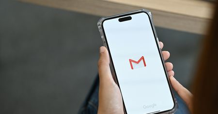 Przejmują konta pocztowe. FBI ostrzega – nie pomoże hasło ani F2A