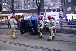 Wypadek w Warszawie. Auto wylądowało na torach