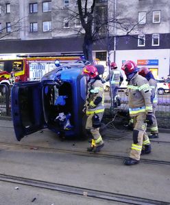 Wypadek w Warszawie. Auto wylądowało na torach