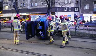 Wypadek w Warszawie. Auto wylądowało na torach