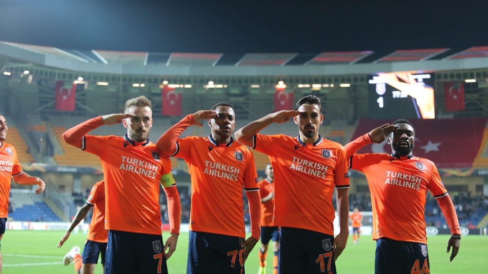 piłkarze Baseksehiru salutują po golu strzelonym WAC w Lidze Europy