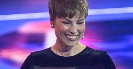 Weszła cała na czarno. Bluzka z "cenzurą" była strzałem w dziesiątkę