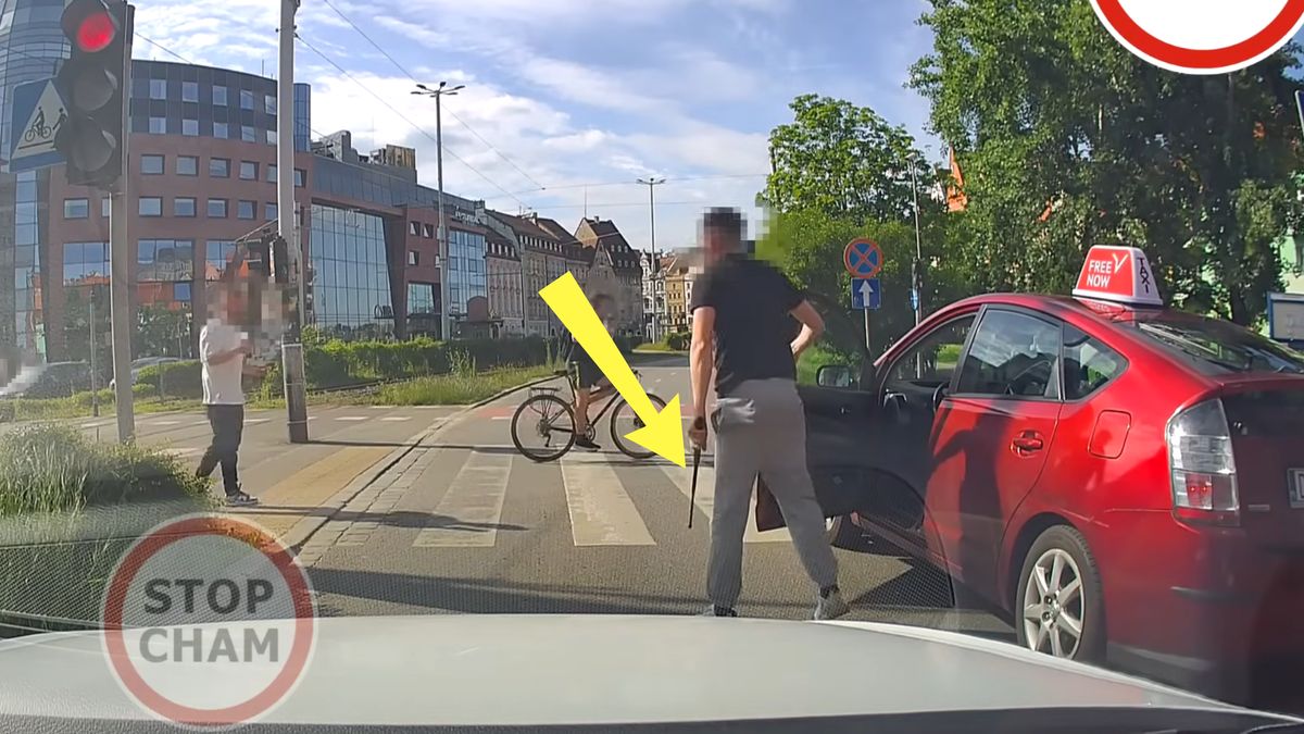 Kierowca taksówki wyskoczył z samochodu z pałką.