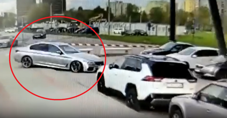 Staranował 12 pojazdów i dachował. Kierowca bmw nagrany