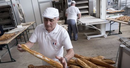 Francuski rząd chce ratować bagietkę. Zapowiada interwencję