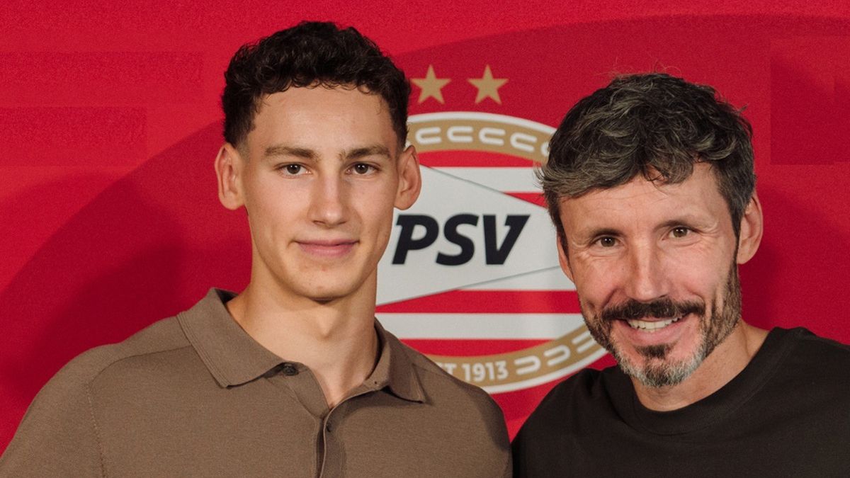Twitter / PSV Eindhoven / Ruben i Marc Van Bommelowie na tle herbu PSV Einhoven