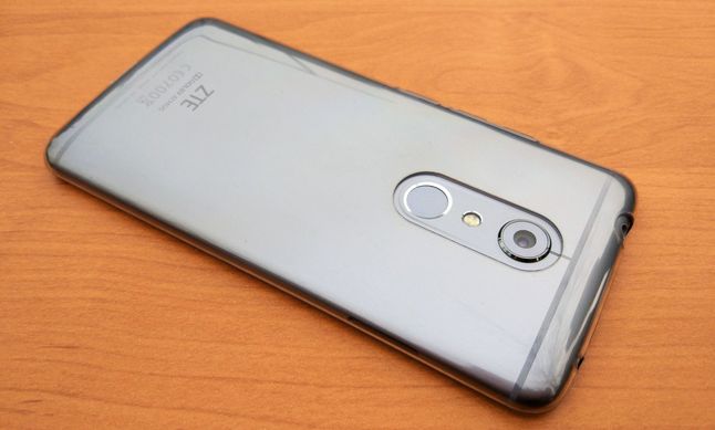 ZTE Axon 7 w dodawanym przez producenta etui