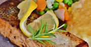 Pieczony filet z ryby z warzywami. Pomysł na postny obiad